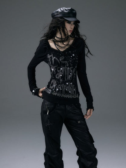 Schwarzes Top mit V-Ausschnitt und schimmernder Sternspitze