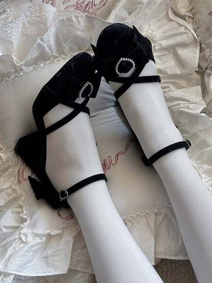 Süße Sandalen mit überkreuzten Riemen an schwarzen Schleifen und Herz mit Perlen auf der Rückseite – Upper Lolita