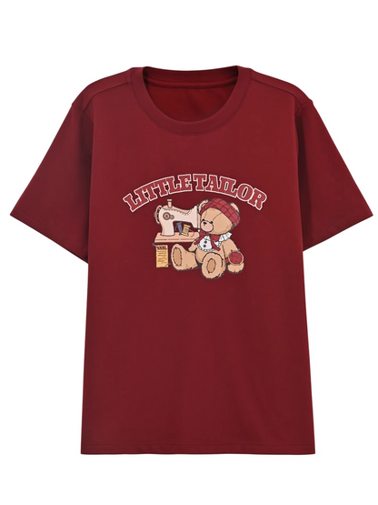 Weinrotes, rundes T-Shirt mit lockerem Halsausschnitt und Cartoon-Bären-Print