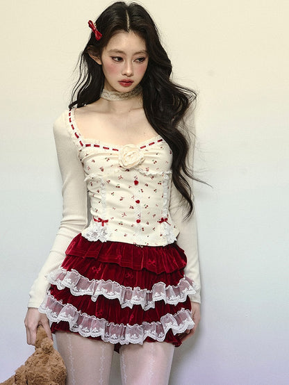 Aprikosenfarbenes Oberteil mit Blumenmuster, Kirschen und Schleife, Spitzenakzenten und quadratischem Ausschnitt