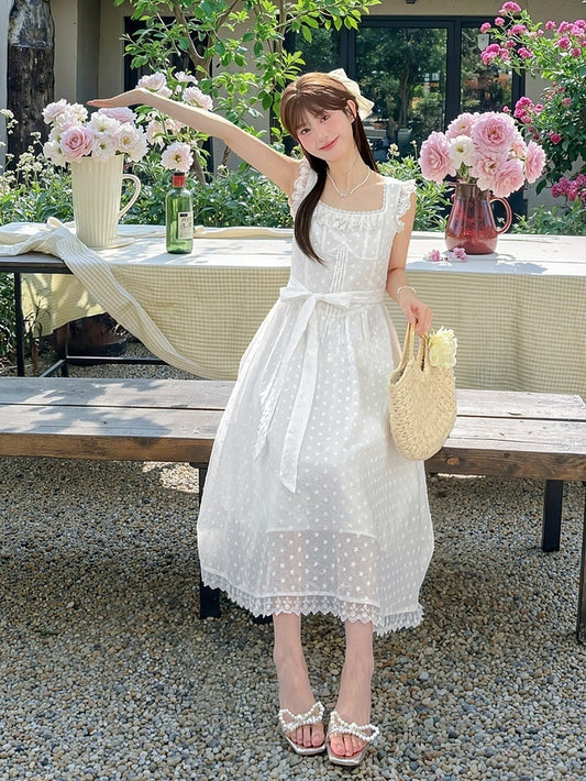 Elegantes weißes Kleid mit quadratischem Ausschnitt, flatternden Ärmeln, ärmelloser Spitze und Schleife zum Selbstbinden