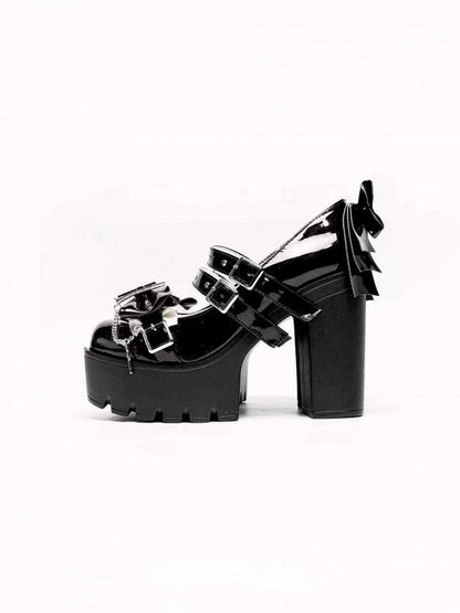 Talons hauts compensés noirs Lolita Gothiques avec clous