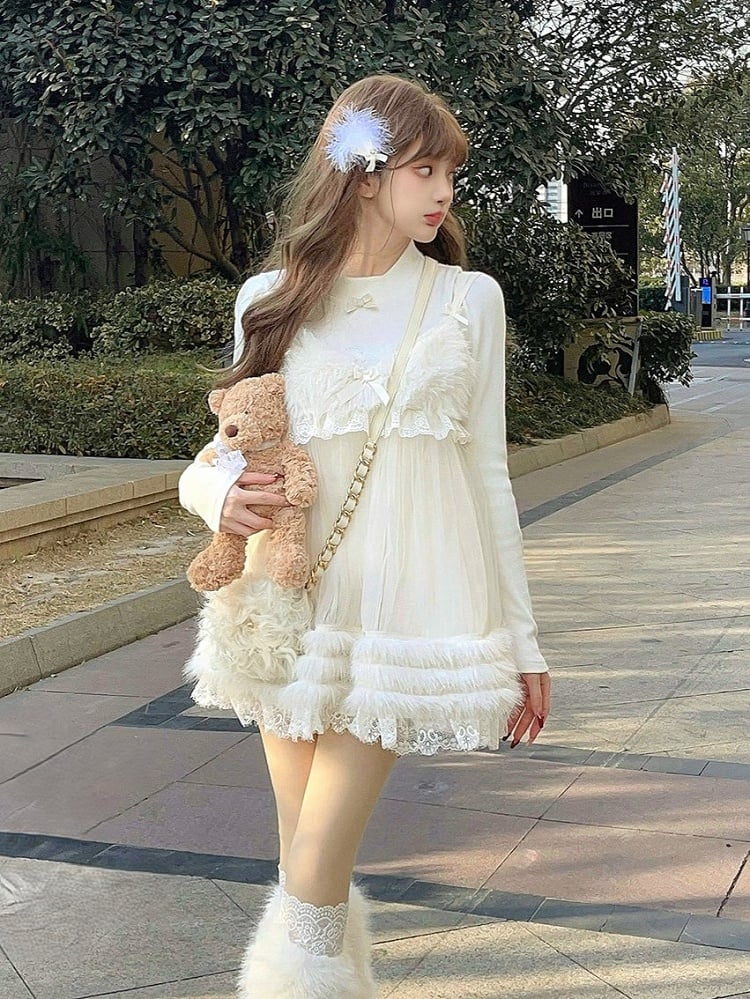 Weiße Kunstpelzakzente mit Slip-Tüllkleid