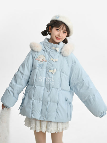 Blauer süßer Daunenmantel mit Lammapplikation und Schleife