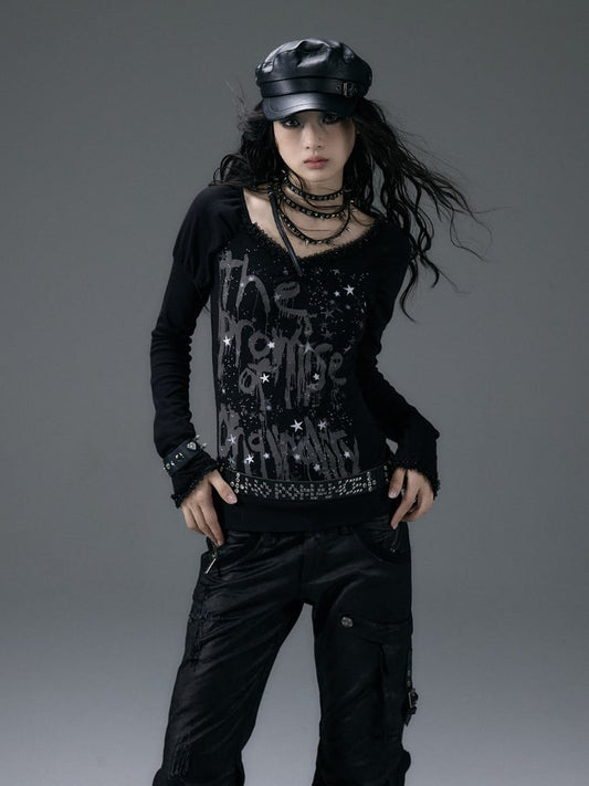 Schwarzes Top mit V-Ausschnitt und schimmernder Sternspitze