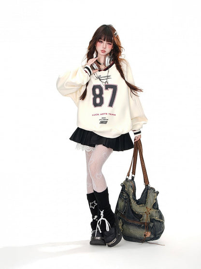 Aprikosen-/Marineblaues, lockeres Sweatshirt mit V-Ausschnitt und Zahlendruck in Bittersüß