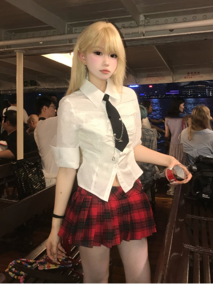 黒と白のシャツと赤のスカートのプリーツスタイル、チェック柄のプレッピースタイル