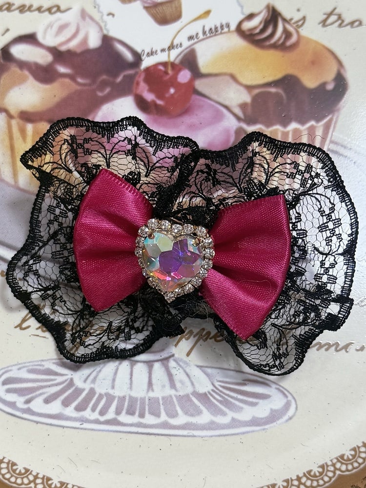 Perlenkette mit Haiclip, Schleife + Ring, Spitzenanhänger, verziert mit Herzbesatz, schwarz-rosa Strass