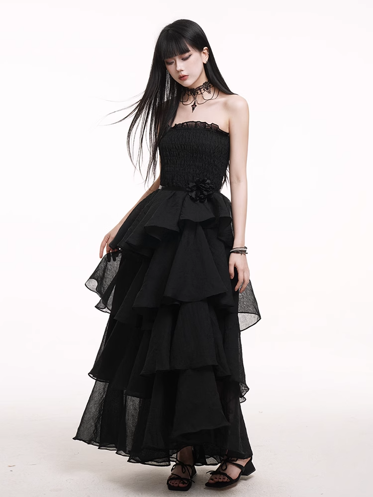 Schwarzes Ballkleid mit hoher Taille und Stufenrock aus Netzstoff