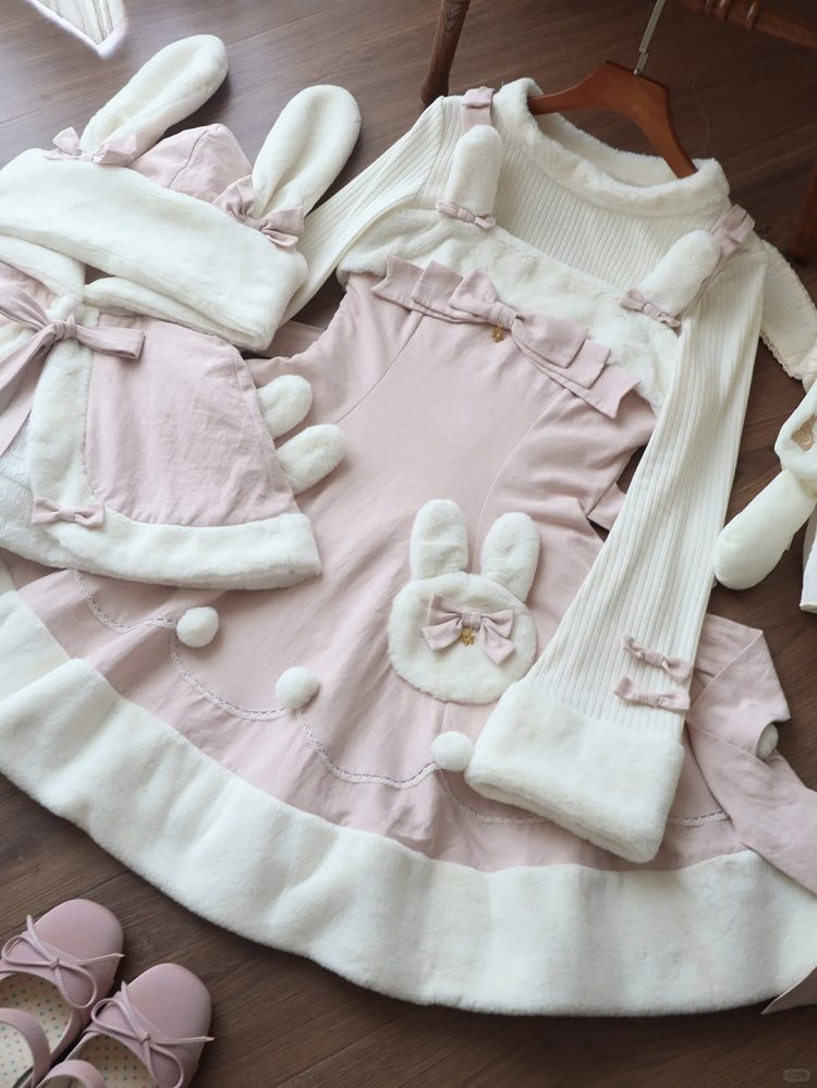 ホワイトのプラッシュネックラインとカフスの長袖ニットトップス