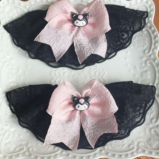 Schwarze und rosafarbene Handmanschetten mit Spitzenbesatz und Schleife von Kuro Vibes