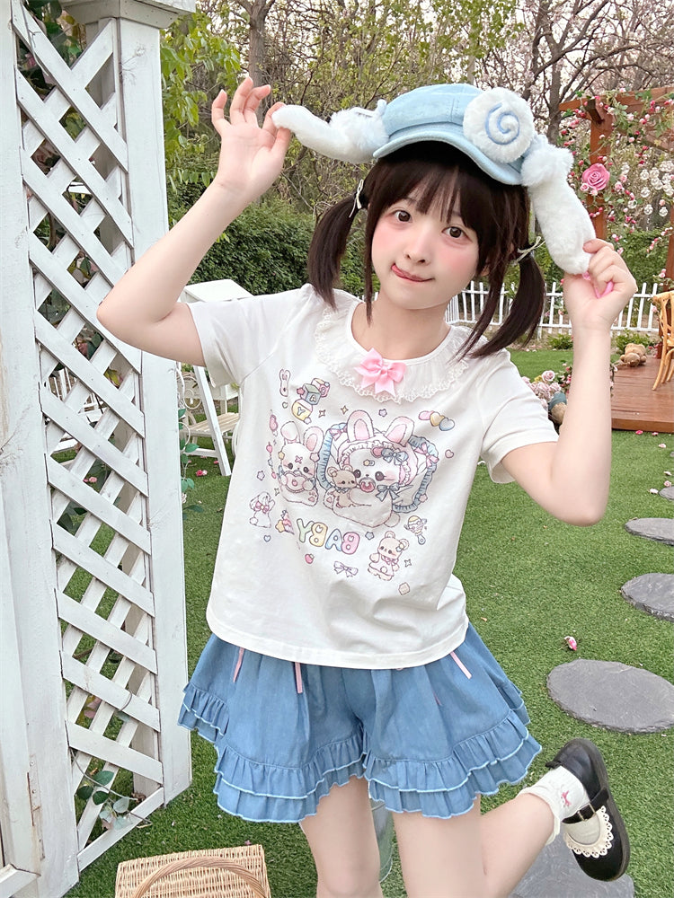 ホワイトのフリルネックラインの愛らしいウサギのプリントTシャツ