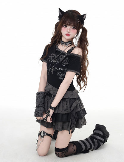 ブラックのアシンメトリーネックラインとバックルヘムストラップ、ダメージ加工の穴グラフィックTシャツ