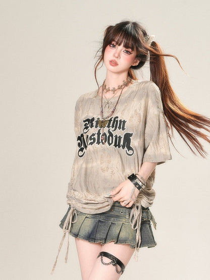 Lockeres T-Shirt mit apricotfarbenem Buchstabendruck und Kordelzug in der Taille und Löchern im Used-Look