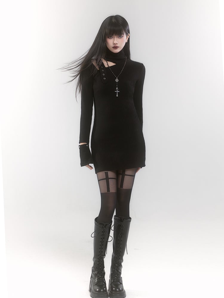Robe noire en maille à col haut, découpes, bretelles à boucle, longueur cuisse