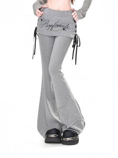 サイドにレースアップディテールが施された、グレーのスターアップリケが華やかなフレアパンツ