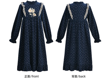 Dunkelblaues Mori Kei Blumenkleid mit Rüschenausschnitt und Blumenmuster