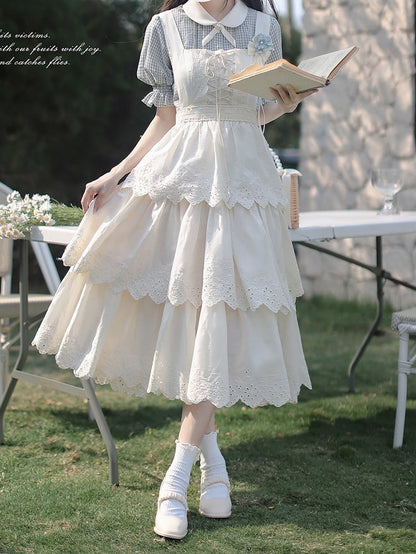 Blaues Design und florale weiße Brosche