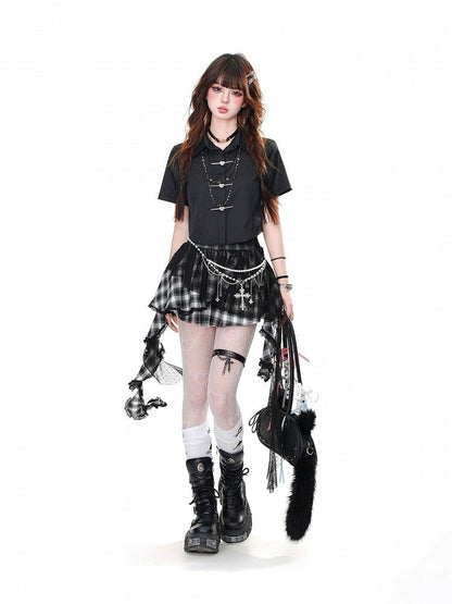 大きなリボンが付いたクロップド丈のトップス。後ろがグラマラスなブラック/ホワイトのカットアウト。