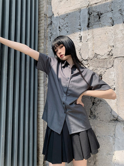 グレーのプレッピーJK制服シャツ（ネクタイ付き）