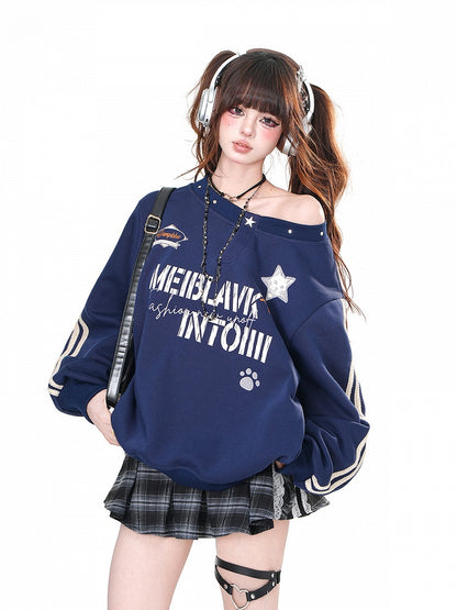 ネイビーブルーのアシンメトリーネックラインのルーズスウェットシャツ