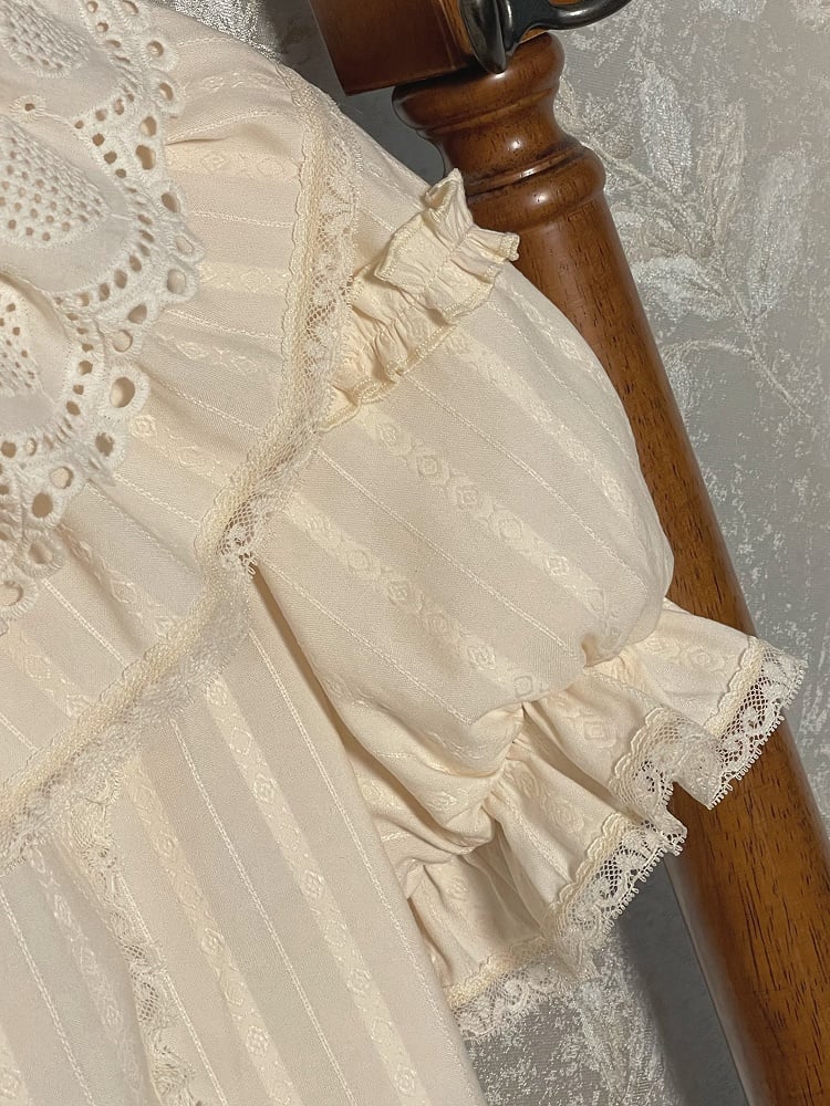 ベージュのフリルネックラインショートパフスリーブブラウス