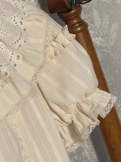 ベージュのフリルネックラインショートパフスリーブブラウス