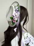 und eleganter Bandhut mit violettem Oberteil und Blumenmuster