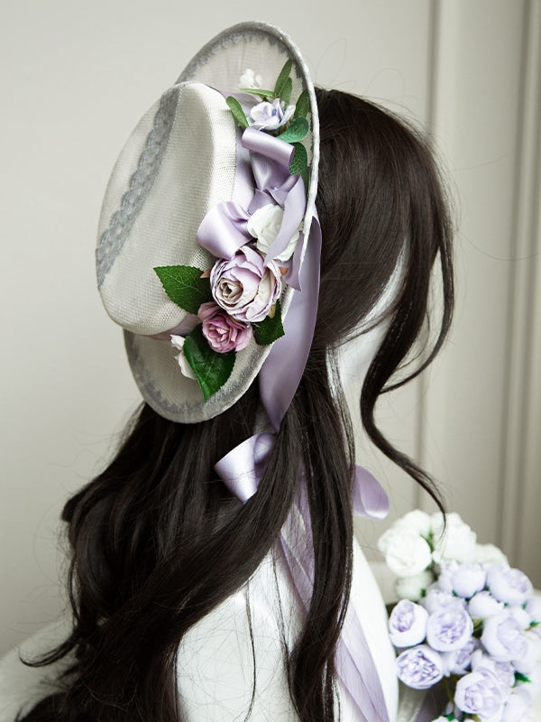und eleganter Bandhut mit violettem Oberteil und Blumenmuster