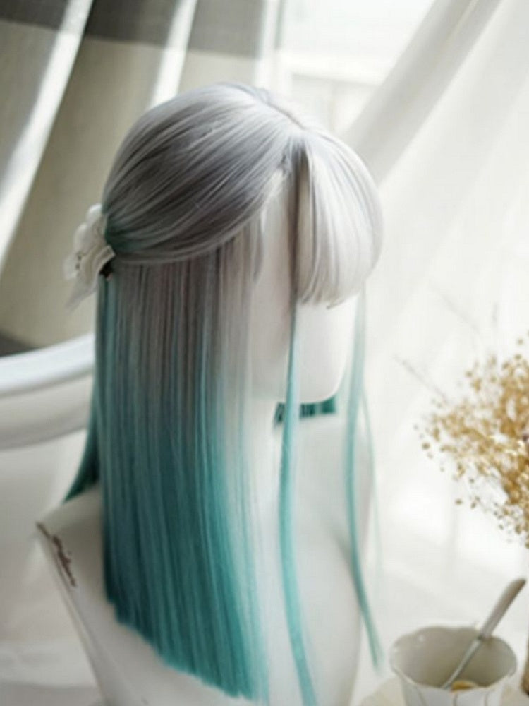 グレーグリーンのオンブレヘアカラー、バスト上の長さ、フルバングのストレートウィッグ