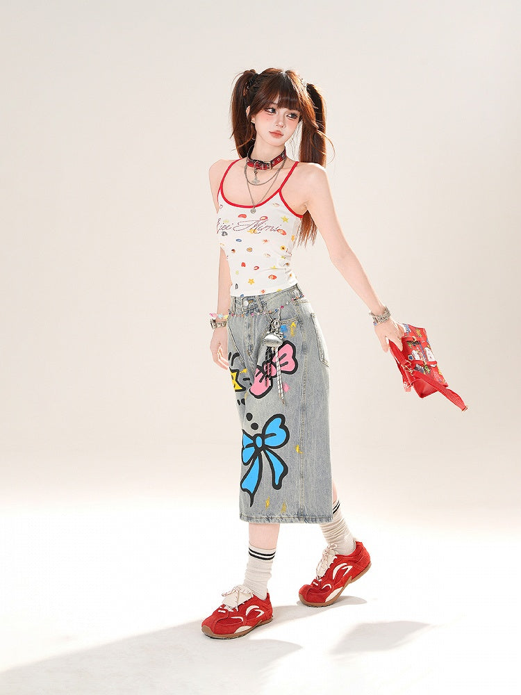 ホワイトのキュートなスリムフィットプリントキャミソールトップス、コントラストレッドトリム