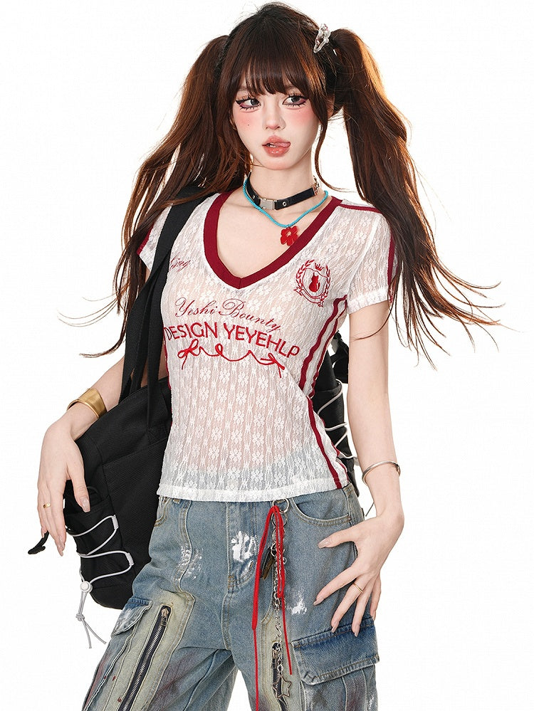 Halbtransparentes Spitzentop mit V-Ausschnitt und weißer Buchstabenstickerei