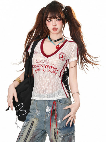 Halbtransparentes Spitzentop mit V-Ausschnitt und weißer Buchstabenstickerei