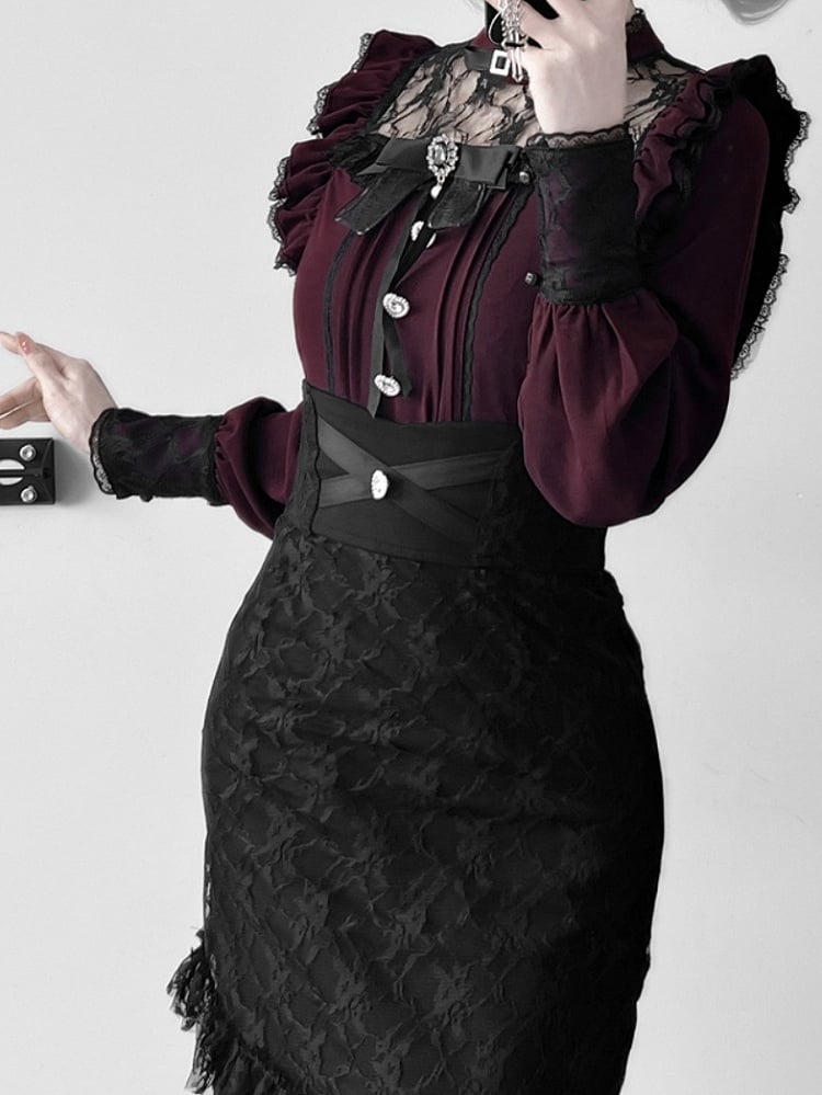 ワインレッドのイリュージョンネックライン、プリーツディテール、蝶ネクタイ付きジライケイブラウス