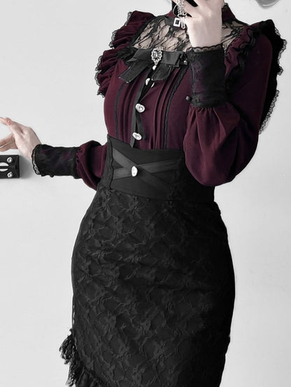 ワインレッドのイリュージョンネックライン、プリーツディテール、蝶ネクタイ付きジライケイブラウス