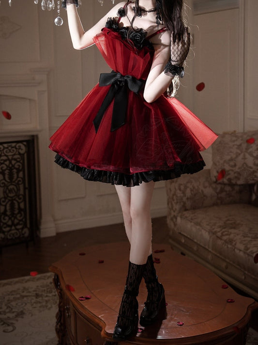 黒のドレス、ネックラインのパーティージャンパー、誕生日ストラップ、花柄の赤とロリータスカート、スパゲッティ