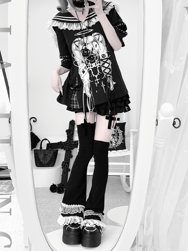 Schwarzes T-Shirt mit Matrosenkragen, Schnürdetails und Anime-Mädchen-Print, Bittersüß