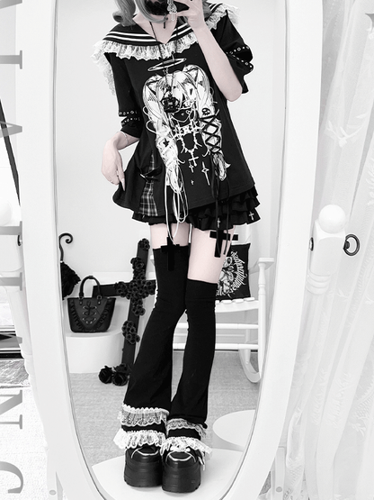 Schwarzes T-Shirt mit Matrosenkragen, Schnürdetails und Anime-Mädchen-Print, Bittersüß