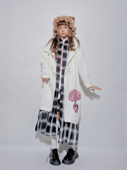 Schwarz-graues Hemd mit Kätzchen- und Panda-Anstecknadelkette und weißem, langem Strickcardigan mit Gehirn