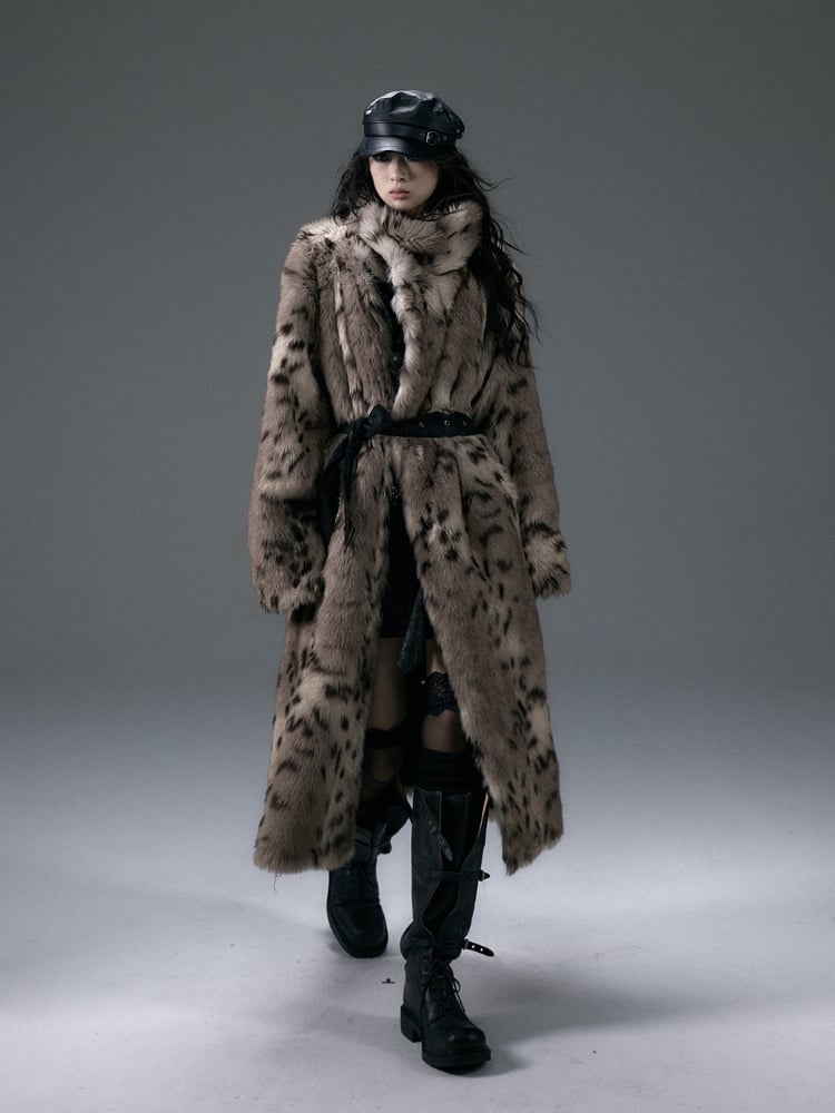 Wendbarer, zotteliger schwarzer Mantel mit Leopardenmuster und Nieten