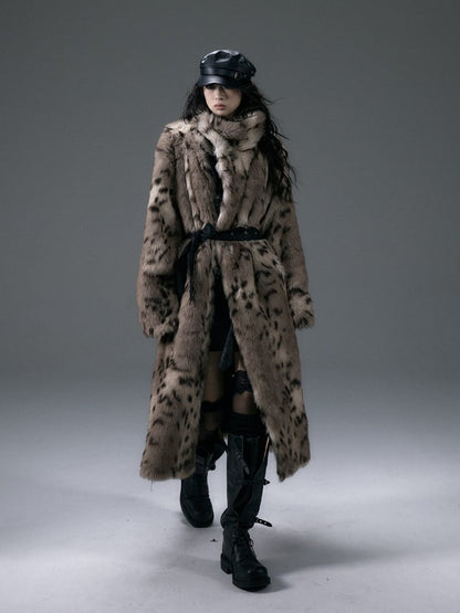 Wendbarer, zotteliger schwarzer Mantel mit Leopardenmuster und Nieten