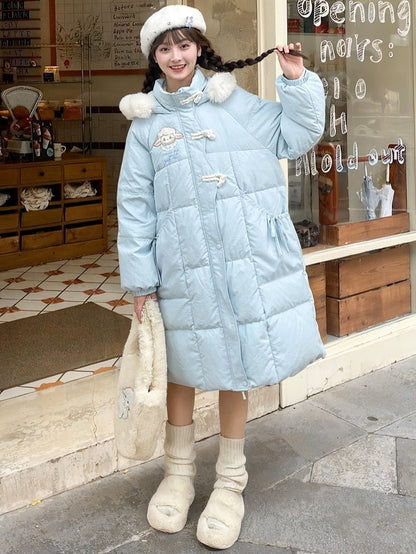 ブルーのキュートなラムアップリケの蝶結びディテールフード付きダウンコートロングバージョン