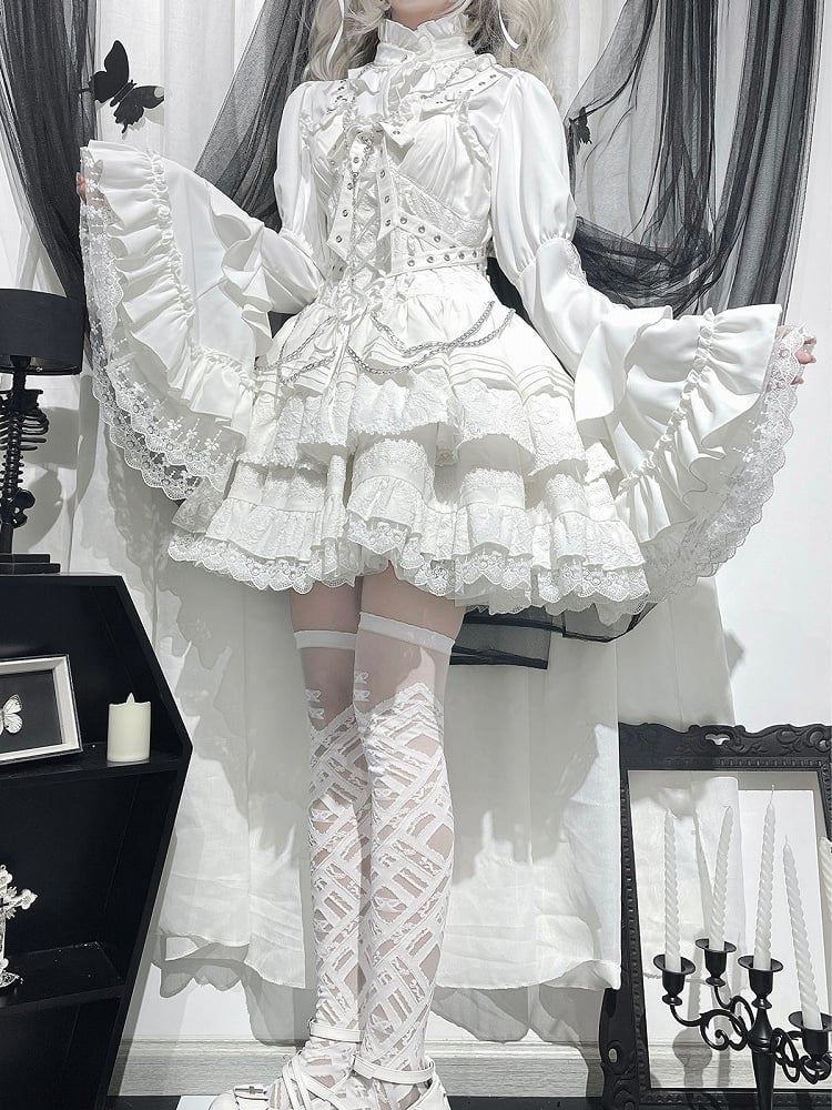 Weißes Hemd mit Glockenausschnitt und Rüschenärmeln im Gothic-Stil
