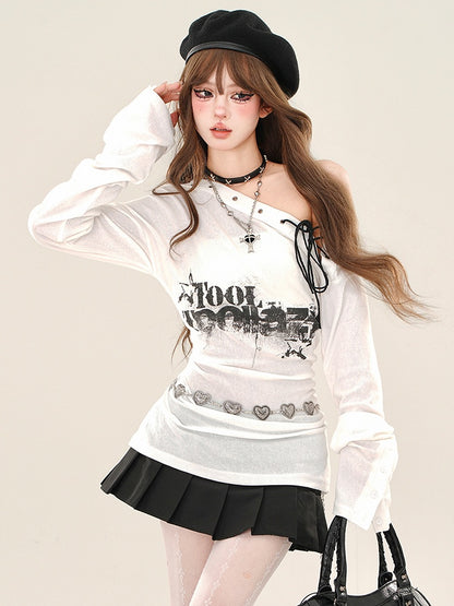 Weißes, halbtransparentes Top mit asymmetrischem Ausschnitt und Schnürdetail