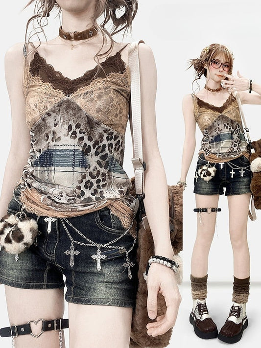 Cami-Top mit Leopardenmuster, Y2K, V-Ausschnitt, Patches + kontrastierende braune Spitze