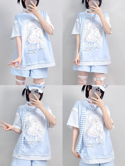 Blaues T-Shirt mit Flügel-Applikationen und Anime-Mädchen-Print und gestreiftem Schal