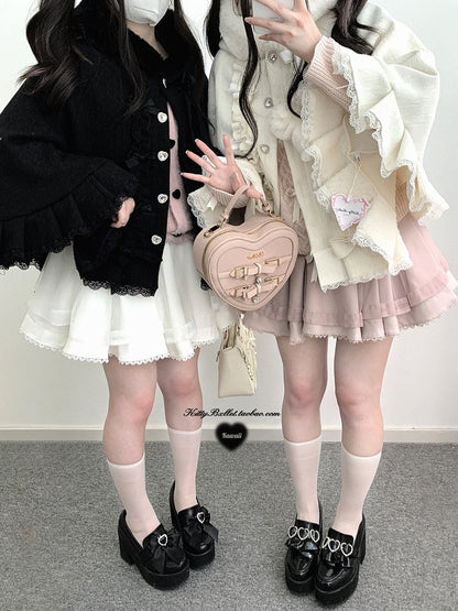 Jirai Kei – Kapuzenumhang mit roten Pompons und Schleifenakzenten im Landminenstil