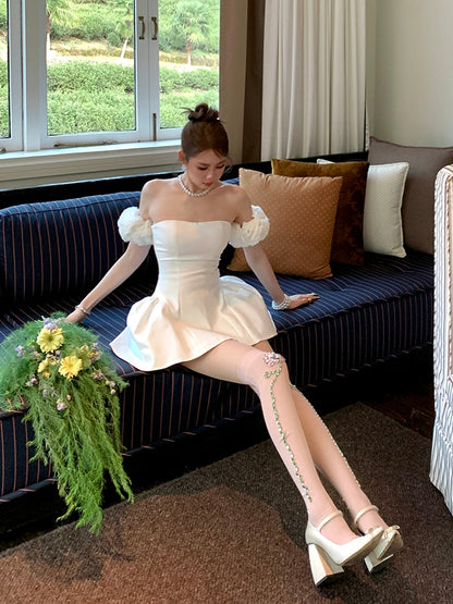 ピンク/ホワイトのラインストーンフローラル装飾のオーバーニーストッキング