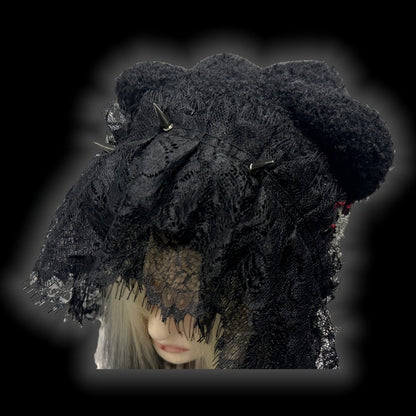 Gothic Strickmütze mit schwarzen Nieten und Spitzenbesatz und Kreuzanhänger