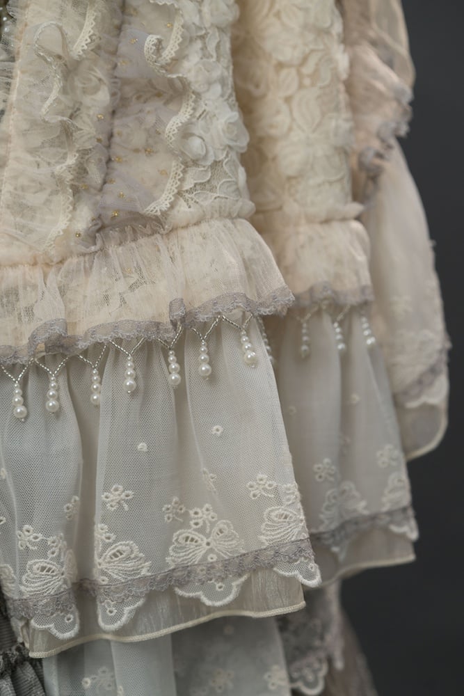 ベージュの花柄刺繍ショール